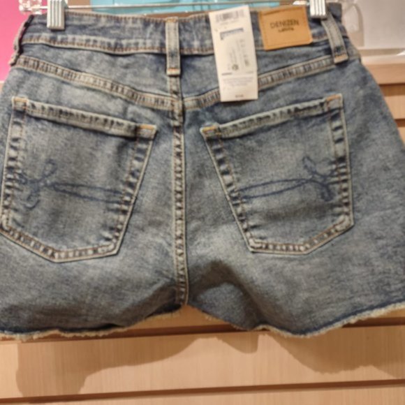 DENIZEN Levi's Women's High-Rise 3" Jean Shorts - Picture 5 of 10